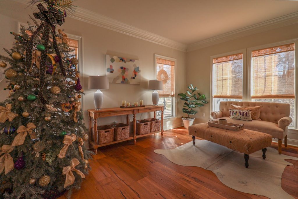 a-decorated-christmas-tree-in-a-cozy-living-room-tu0yhhnimss